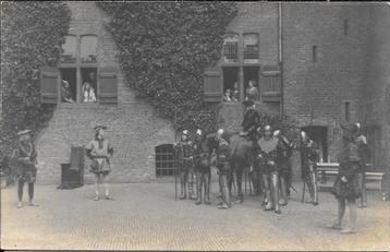 Slot Muiden met binnenplaats en Middeleeuwse soldaten. Foto beschikbaar voor biedingen