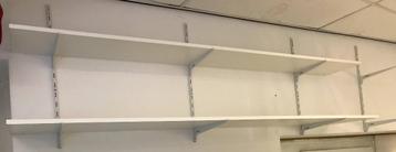 Houten Rekken Planken Beugels, Toonbanken, vitrines beschikbaar voor biedingen