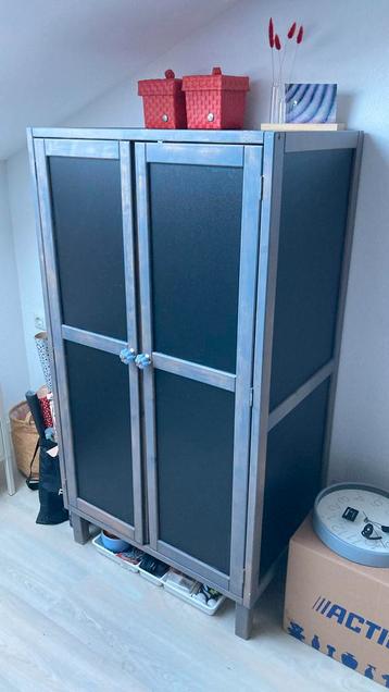 Leuke kast met legplanken beschikbaar voor biedingen