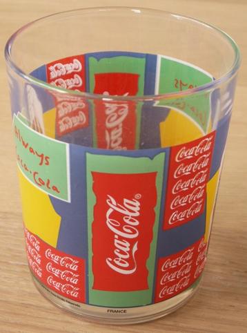Coca Cola laag glas met rondom tekst Coca-Cola in kleuren en beschikbaar voor biedingen