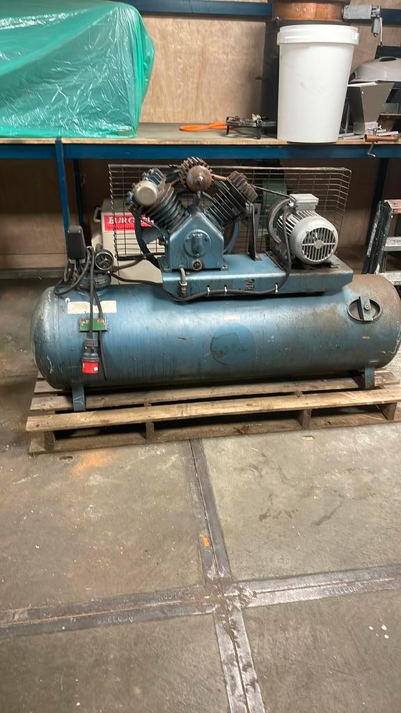Compressor  100% goed, Doe-het-zelf en Verbouw, Compressors, Zo goed als nieuw, 100 liter of meer, Ophalen of Verzenden