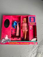 Vintage Sindy Pop met Garderobe, Ophalen of Verzenden, Gebruikt, Barbie