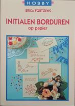 Initialen borduren op papier - Erica Fortgens - Hobby, Erica Fortgens, Ophalen of Verzenden, Zo goed als nieuw, Borduren en Naaien