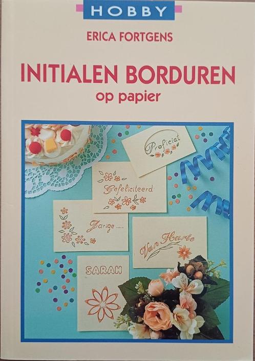 Initialen borduren op papier - Erica Fortgens - Hobby, Boeken, Hobby en Vrije tijd, Zo goed als nieuw, Borduren en Naaien, Ophalen of Verzenden