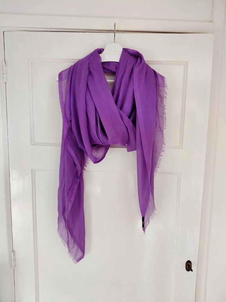 Luxueuze zeer royale HUGO BOSS sjaal NW139,-, Kleding | Dames, Mutsen, Sjaals en Handschoenen, Zo goed als nieuw, Sjaal, Maat 38/40 (M)