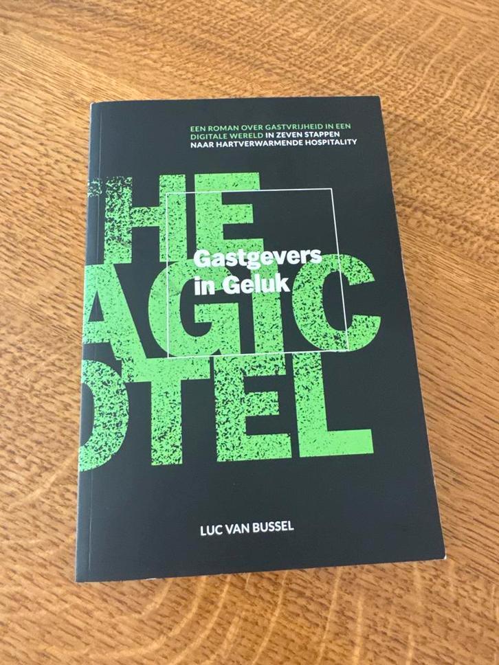 Gastgevers in Geluk - Luc van Bussel, Boeken, Romans, Zo goed als nieuw, Nederland, Ophalen of Verzenden