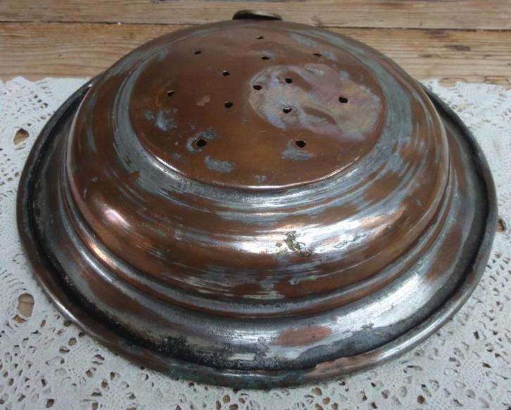 Oude Franse doorleefde koperen ronde zeef met ophangring, Antiek en Kunst, Curiosa en Brocante, Ophalen of Verzenden