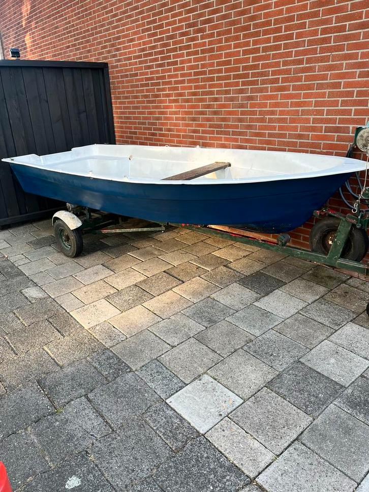 Leuk bootje Opknapper incl. trailer, Watersport en Boten, Vis- en Consoleboten, Gebruikt, Tot 10 pk, 3 tot 6 meter, Benzine, Buitenboordmotor