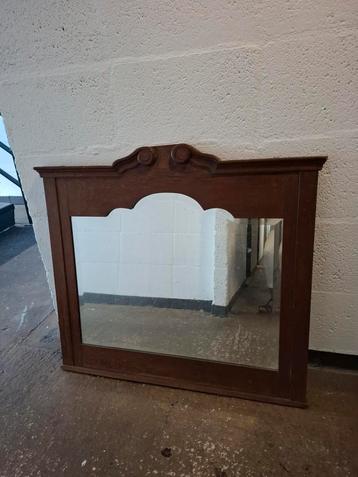 Antieke spiegel met geslepen glas. Formaat is 96 cm x79 cm beschikbaar voor biedingen