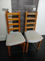 Te kooo: 2 houten eetkamerstoelen met kussentjes 5,-, Huis en Inrichting, Stoelen, Ophalen, Twee, Overige kleuren, Zo goed als nieuw