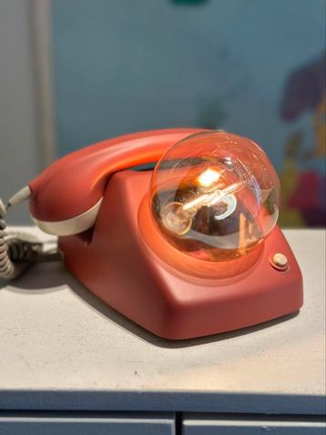 Zalm roze telefoonlamp beschikbaar voor biedingen