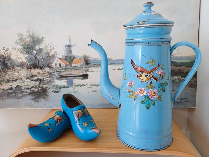 Blauwe koffiepot met dik opgelegde bloemen en putter, Antiek en Kunst, Antiek | Emaille, Ophalen of Verzenden
