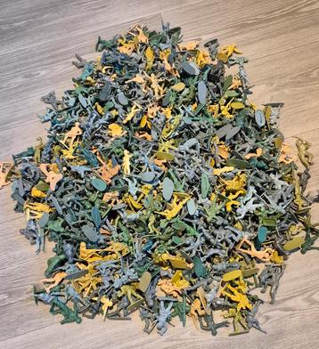 Groot lot speelgoed soldaatjes beschikbaar voor biedingen