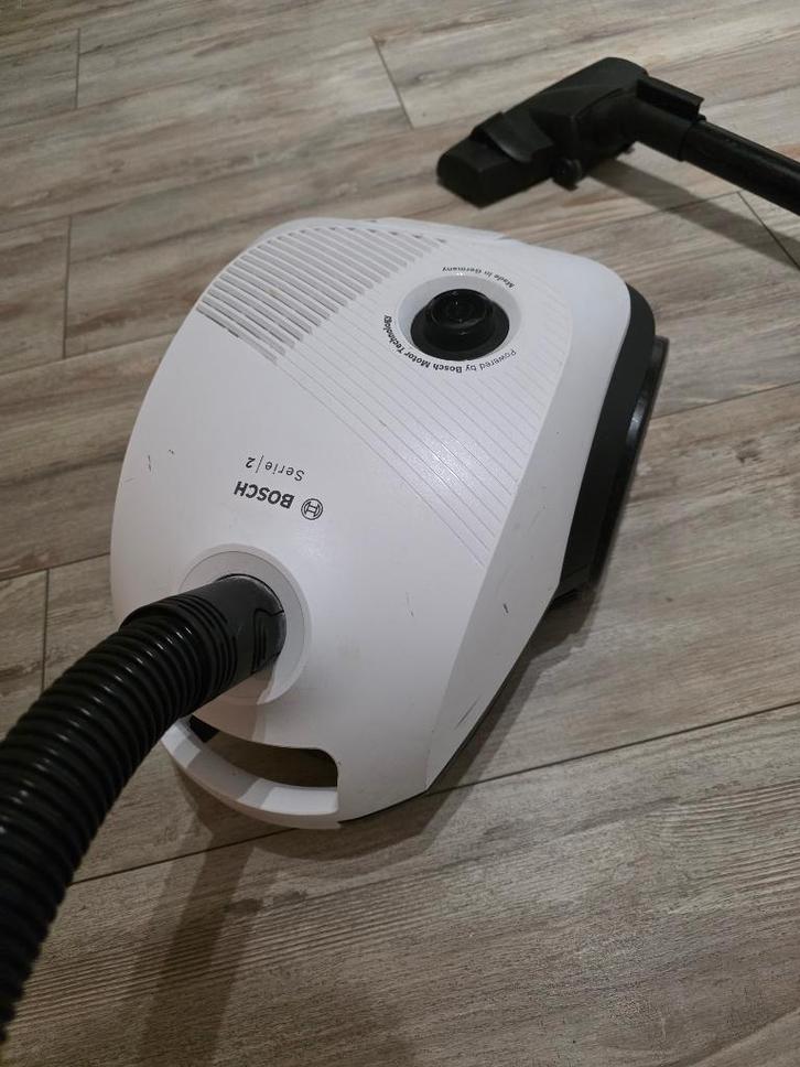 Bosch series 2 met 6 opzetstukjes inclusief parketborstel, Witgoed en Apparatuur, Stofzuigers, Zo goed als nieuw, Stofzuiger, Stofzak