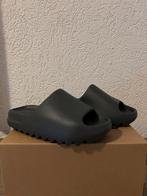 Yeezy slide slate grey (40 1/2), Kleding | Heren, Schoenen, Ophalen of Verzenden, Nieuw, Overige kleuren