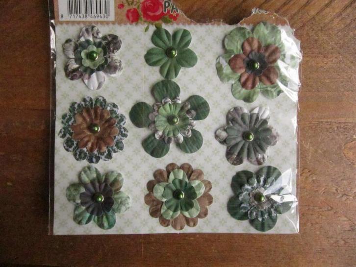 Brads met groene bloemen, Hobby en Vrije tijd, Scrapbooking, Zo goed als nieuw, Versiering of Embellishment, Overige merken, Ophalen of Verzenden