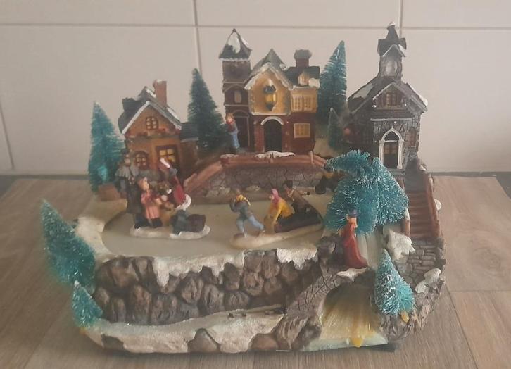 Zeer mooi Kerstdorpje met schaatsbaan 30 x 30 x 20, Diversen, Kerst, Zo goed als nieuw, Ophalen