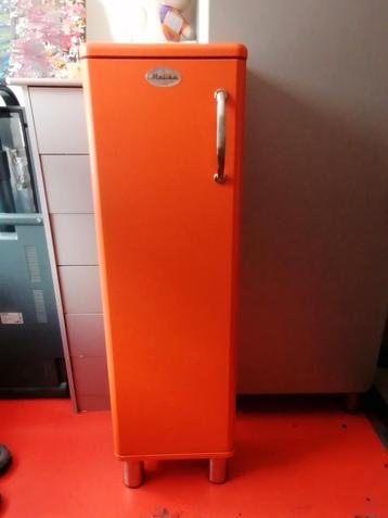 Oranje vintage kastje Malibu beschikbaar voor biedingen