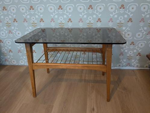 Vintage rookglazen tafeltje, Huis en Inrichting, Tafels | Bijzettafels, Gebruikt, Rechthoekig, 45 tot 60 cm, 55 tot 75 cm, Glas
