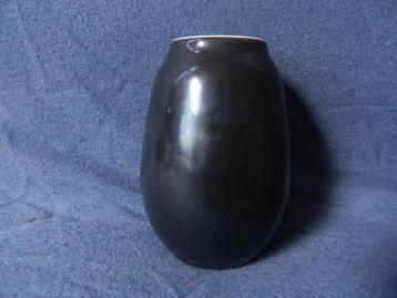 Leuk ellipsvormig vaasje Ravelli met zwart glazuur h. 8,6 cm beschikbaar voor biedingen