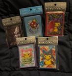 Sealed Pokemon Center Pikachu Poncho Sleeves en meer, Hobby en Vrije tijd, Verzamelkaartspellen | Pokémon, Ophalen of Verzenden