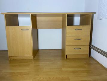 Houten bureau beschikbaar voor biedingen
