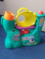 Groene olifant die balletjes uit zijn slurf gooit., Ophalen