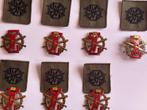 ZMV Speld NO: 1-2-3-4-5-6-7 rood met batch, Verzenden, Landmacht, Nederland, Kleding of Schoenen