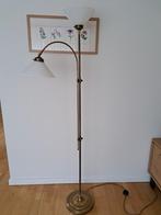 Vloerlamp van Messing.
2 Kelken van melkglas. (Heel), Huis en Inrichting, Lampen | Vloerlampen, Ophalen, Glas, 150 tot 200 cm