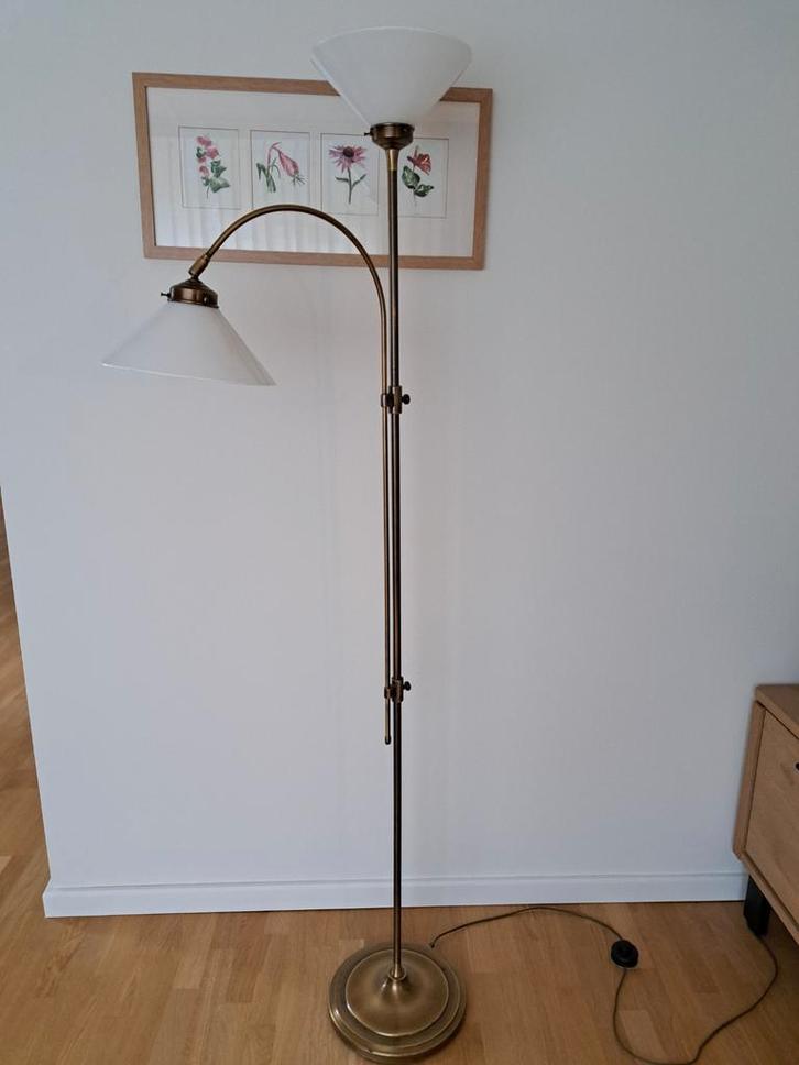 Vloerlamp van Messing.
2 Kelken van melkglas. (Heel), Huis en Inrichting, Lampen | Vloerlampen, 150 tot 200 cm, Glas, Ophalen
