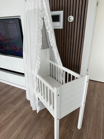 Baby wieg incl matras en hemel beschikbaar voor biedingen