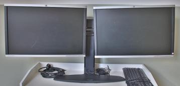Computer scherm beugel + 2 schermen 24" LCD beschikbaar voor biedingen