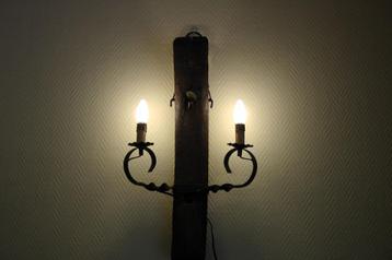 Sfeervolle wandlamp van deel wagenwiel & metaal met 2 lampen beschikbaar voor biedingen