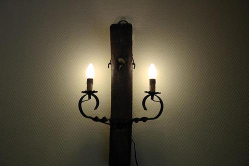 Sfeervolle wandlamp van deel wagenwiel & metaal met 2 lampen, Huis en Inrichting, Lampen | Wandlampen, Nieuw, Glas, Hout, Kunststof
