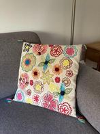 Mooi kussen met geborduurde figuren. 45x45 cm, Huis en Inrichting, Woonaccessoires | Kussens, Ophalen of Verzenden, Zo goed als nieuw
