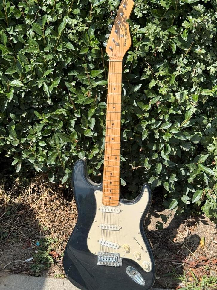 Behringer Stratocaster, Muziek en Instrumenten, Snaarinstrumenten | Gitaren | Elektrisch, Gebruikt, Solid body, Overige merken