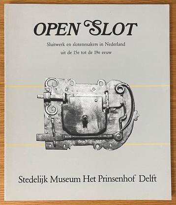 Open slot paperback boekje over sluitwerk en slotenmakers beschikbaar voor biedingen