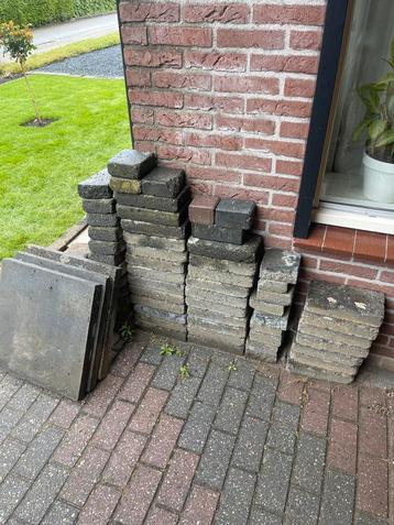 Gratis ophalen beton klinkers en 3 tegels  beschikbaar voor biedingen