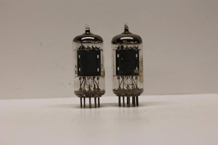 ECC82  TELEFUNKEN  RIBBED PLATE, Audio, Tv en Foto, Buizenversterkers, Buis of Buizen, Ophalen of Verzenden