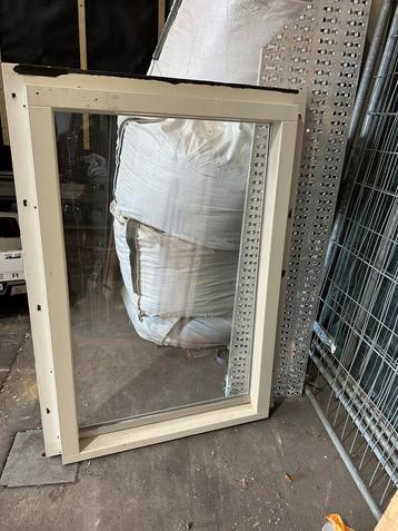 Hardhouten gevelkozijn met HR++ Glas beschikbaar voor biedingen