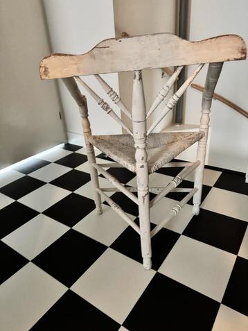 Witte rieten driepoot stoel beschikbaar voor biedingen
