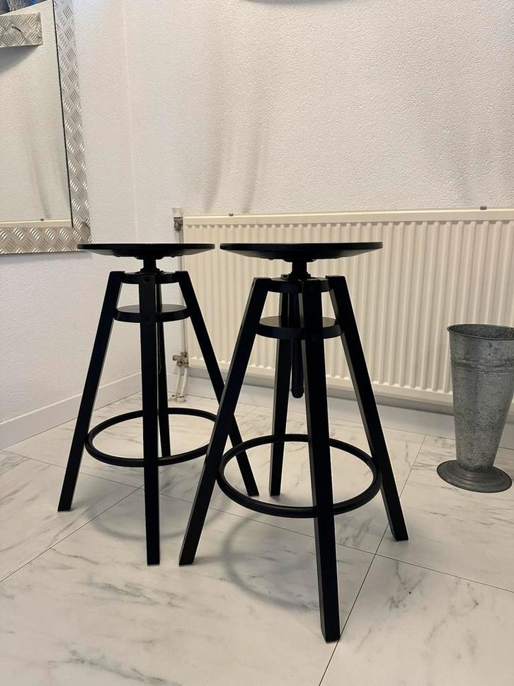 Barkruk, Ikea Dalfred. Zwart, Huis en Inrichting, Barkrukken, Zo goed als nieuw, 60 tot 90 cm, Hout, 2 krukken, In hoogte verstelbaar