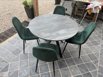 Eettafel met 4 stoelen beschikbaar voor biedingen
