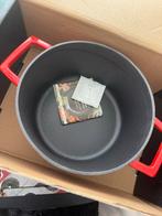 Gietijzeren pan - ongebruikt in doos 2 stuks, Huis en Inrichting, Keuken | Potten en Pannen, Nieuw, Ophalen of Verzenden, Koekenpan of Braadpan