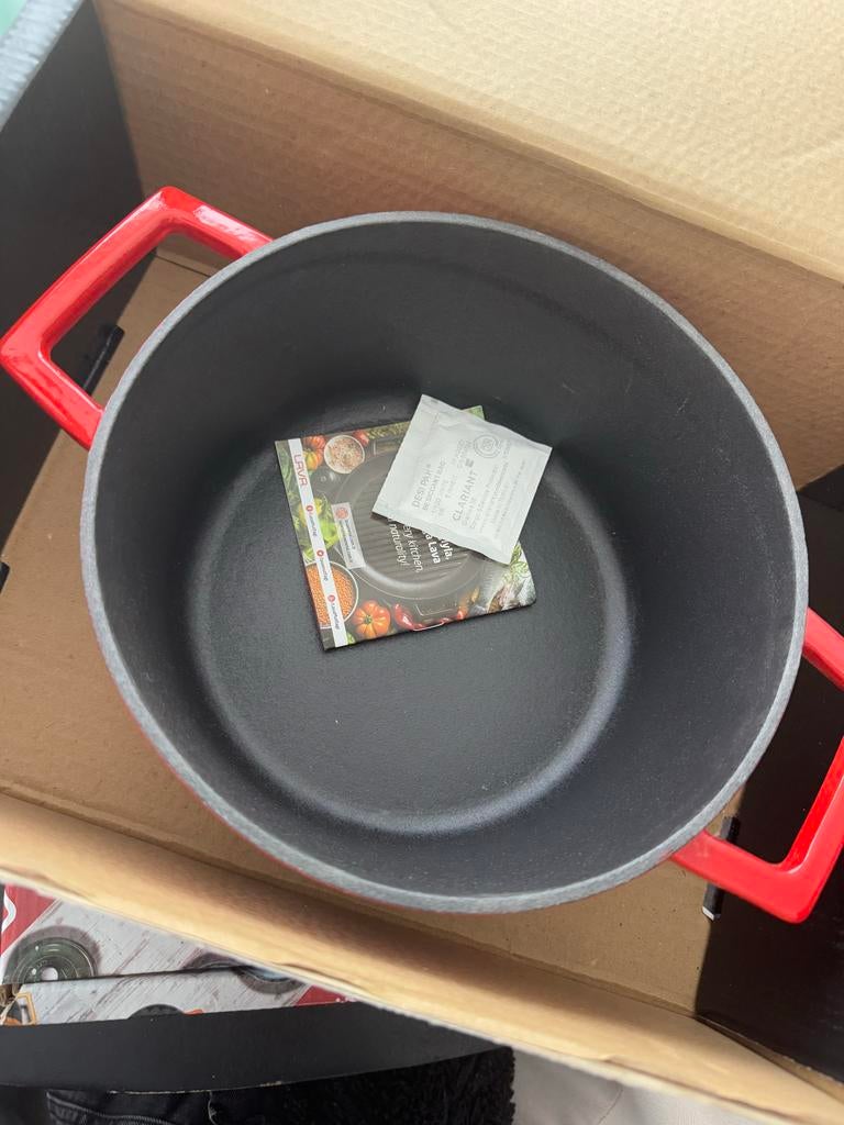 Gietijzeren pan - ongebruikt in doos 2 stuks, Huis en Inrichting, Keuken | Potten en Pannen, Nieuw, Koekenpan of Braadpan, Gietijzer