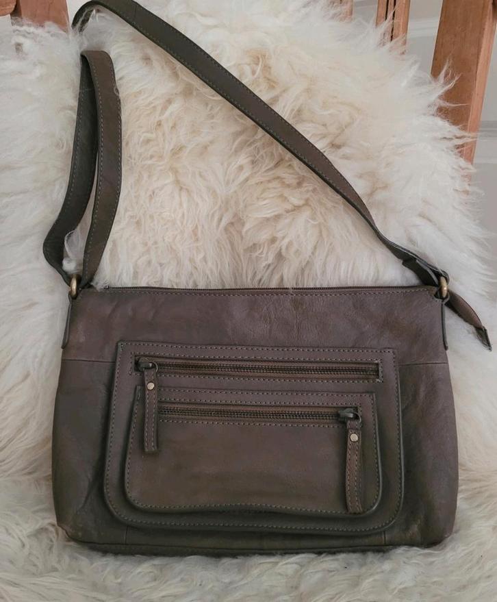 Liv schoudertas, Sieraden, Tassen en Uiterlijk, Tassen | Schoudertassen, Zo goed als nieuw, Overige merken, Grijs, Ophalen of Verzenden