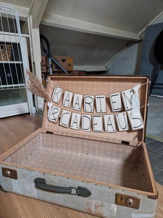 Trouwdecoratie vintage koffer voor kaarten en cadeaus, Sieraden, Tassen en Uiterlijk, Koffers, Zo goed als nieuw, Hard kunststof