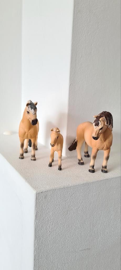 Schleich fjorden paarden set hengst merrie veulen fjord, Verzamelen, Dierenverzamelingen, Zo goed als nieuw, Beeldje of Figuurtje