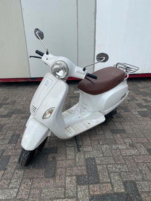 AGM VX 50, Fietsen en Brommers, Snorfietsen en Snorscooters, Zo goed als nieuw, Overige merken, Benzine, Ophalen