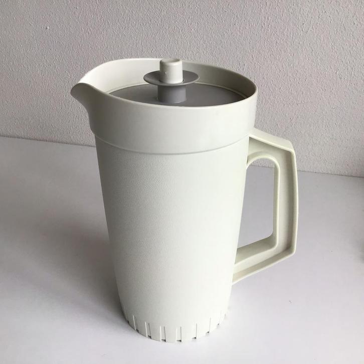 Tupperware schenkkan sapkan crèmewit grijs - retro 1.2 liter, Huis en Inrichting, Keuken | Tupperware, Beker of Kan, Crème, Ophalen of Verzenden